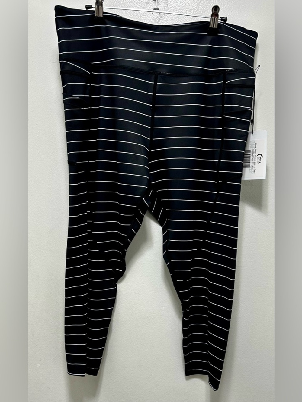 ZYIA Black & White Striped Pocket Capri‎
